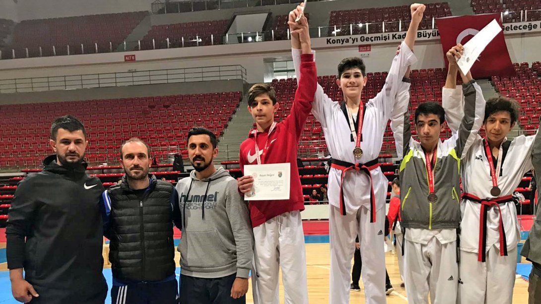 Nurullah Narin Ortaokulu Öğrencisi  Alperen AYAZ Türkiye Taekwando Şampiyonu Oldu