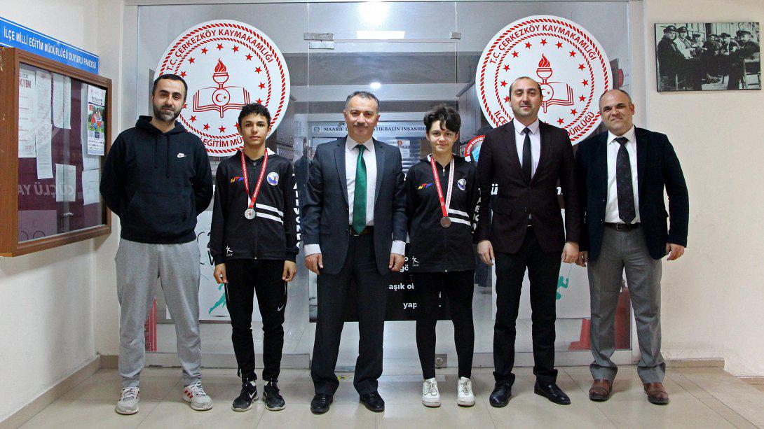 Türkiye Tekvando Şampiyonası'ndan Üstün Başarı İle Dönen Sporcularımız Millî Eğitim Müdürümüzü Ziyaret Etti 