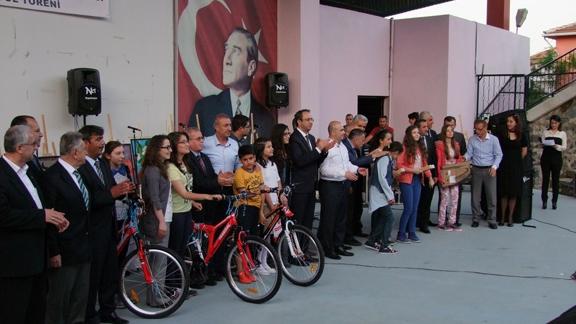 Çerkezköy Okuyor Projesinde Dereceye Giren Öğrencilere Ödülleri Törenle Verildi