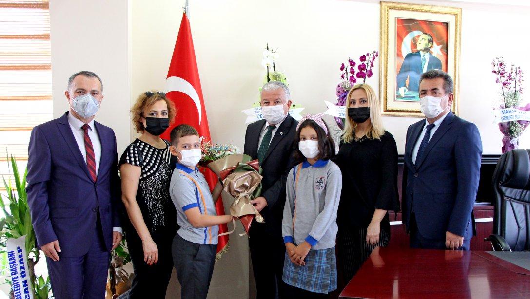 Tepe İlkokulu Öğrencileri İlköğretim Haftası Münasebetiyle Çerkezköy Kaymakamı Murat DURU'yu Ziyaret Etti 