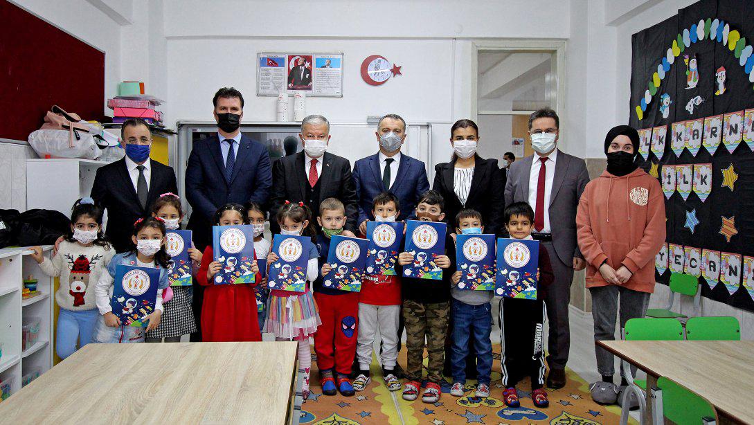 Kaymakamımız Murat Duru ve Millî Eğitim Müdürümüz Hüseyin Gümüş Recep Arif Gabralı İlkokulu'nda Düzenlenen Karne Törenine Katıldı
