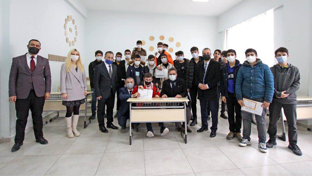 Millî Eğitim Müdürümüz Hüseyin Gümüş Selahaddin Eyyubi Anadolu İmam Hatip Lisesi'nde Düzenlenen Karne Törenine Katıldı