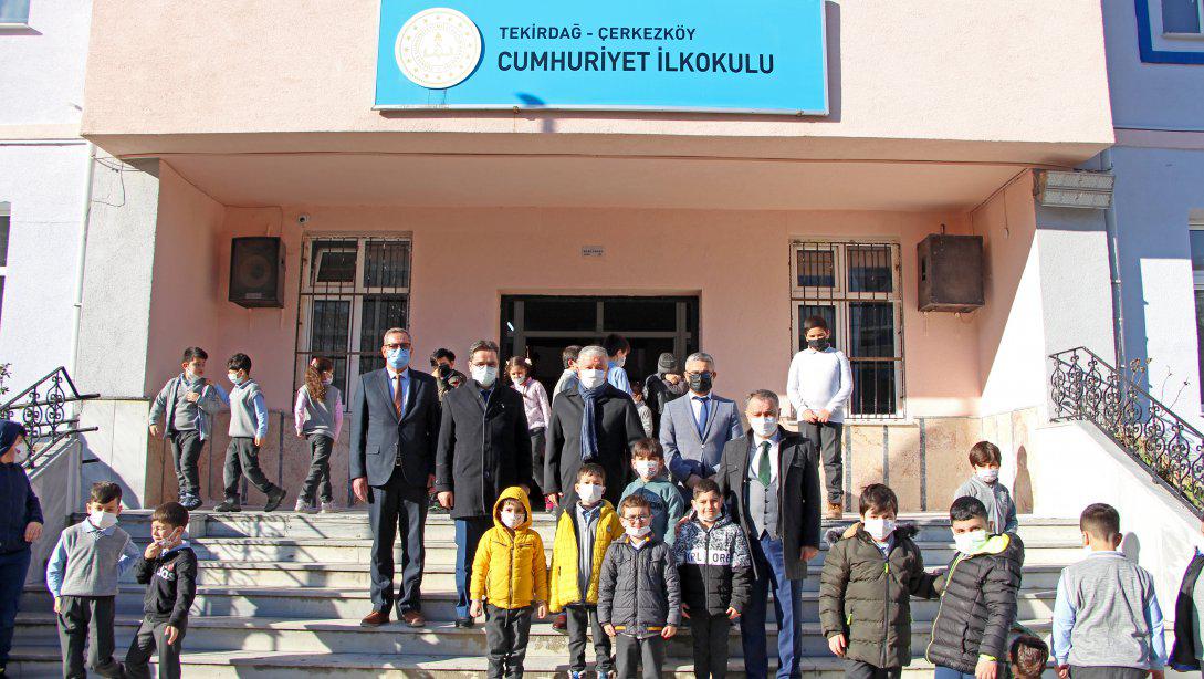 Kaymakamımız Murat Duru ve Millî Eğitim Müdürümüz Hüseyin Gümüş Cumhuriyet İlkokulu'nu Ziyaret Etti
