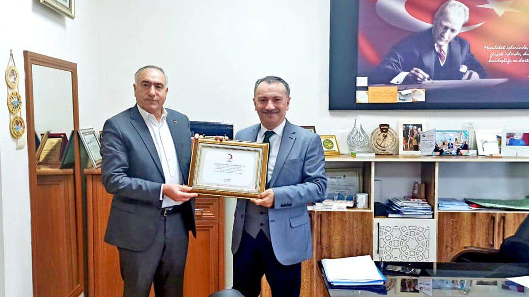 Türk Kızılay Çerkezköy Şubesi Başkanı Hasan Karaca, Millî Eğitim Müdürümüz Hüseyin Gümüş'ü Makamında Ziyaret Etti