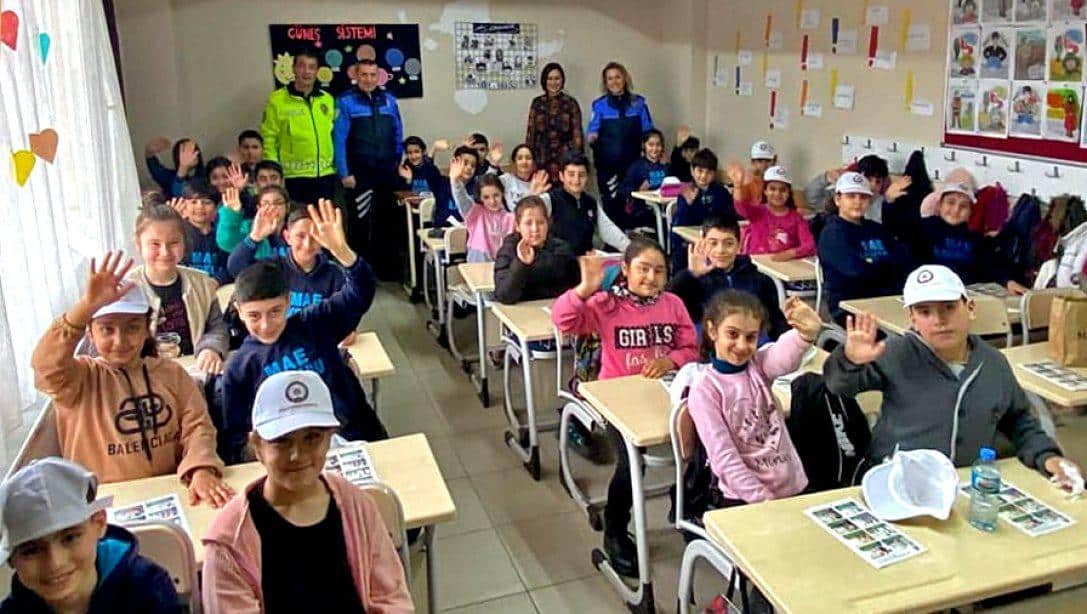 Mehmet Akif Ersoy İlkokulu'nda Öğrencilere Polislik Mesleği Tanıtıldı