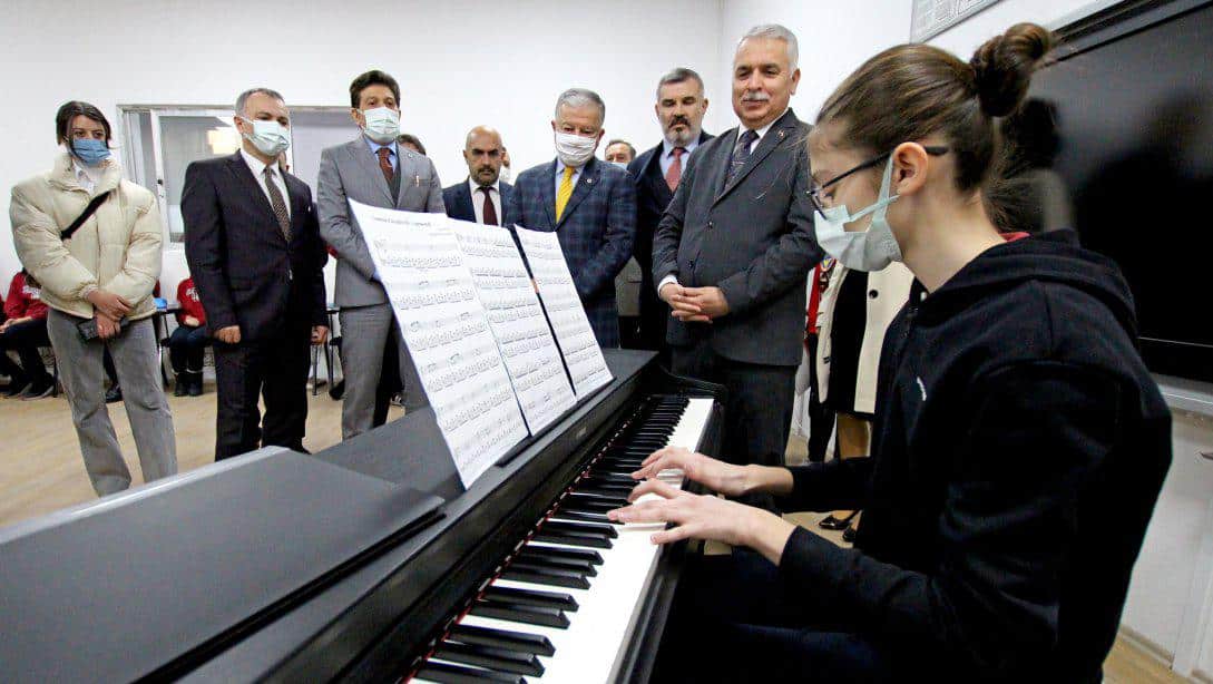 Seval-Ahmet Çetin Fen Lisesi'nde Seval Çetin Tarafından Yaptırılan Müzik Sınıfı'nın Açılışı Vali Aziz Yıldırım'ın Katılımıyla Yapıldı  