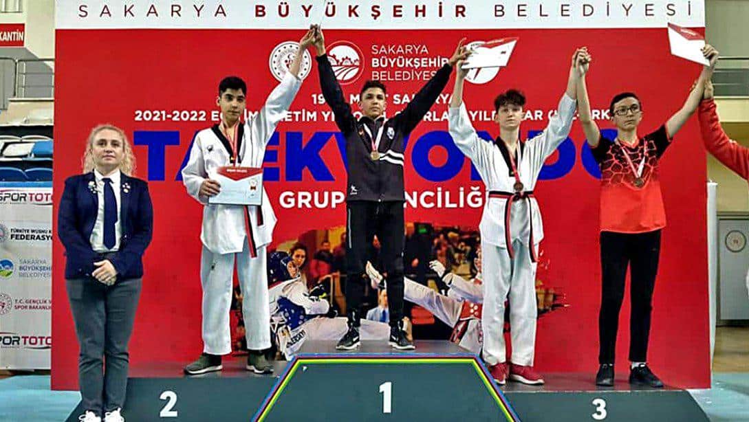 Nurullah Narin Ortaokulu Öğrencisi Ahmet Yılmaz, Taekwondo Bölge Finalleri'nde Bölge Birincisi Olarak Türkiye Şampiyonası'na Katılmaya Hak Kazandı