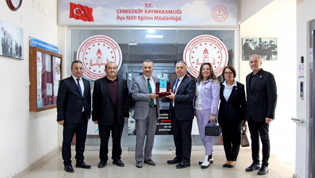 THK Çerkezköy Yönetim Kurulu Başkanı Serkan Karagöz ve Üyeleri Millî Eğitim Müdürümüz Hüseyin Gümüş'ü Ziyaret Etti