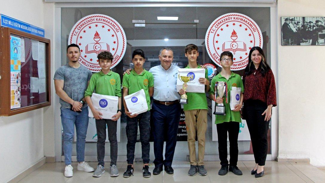 Masa Tenisi'nde Türkiye 4.'sü Olan Çerkezköy OSB Ortaokulu Masa Tenisi Takımı Millî Eğitim Müdürümüzü Makamında Ziyaret Etti