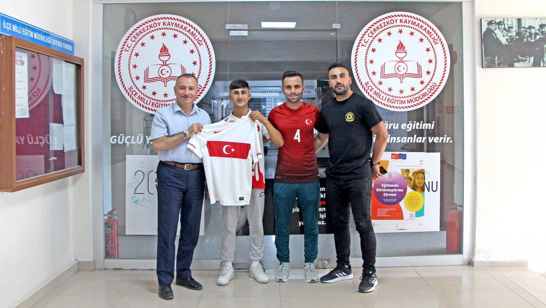 Muay Thai Türkiye Şampiyonu Öğrencimiz Cihan Doğu Millî Eğitim Müdürümüz Hüseyin Gümüş'ü Ziyaret Etti