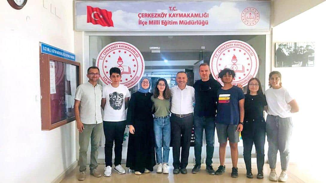 Türkiye'de İlk 20'ye Giren Seval-Ahmet Çetin Fen Lisesi Roket Takımı Millî Eğitim Müdürümüz Hüseyin Gümüş'ü Ziyaret Etti
