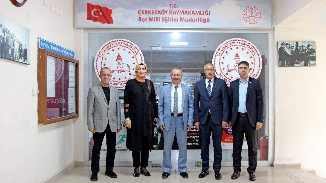 Türk Kızılayı Çerkezköy Şubesi Yönetim Kurulu Millî Eğitim Müdürümüz Hüseyin Gümüş'ü Makamında Ziyaret Etti