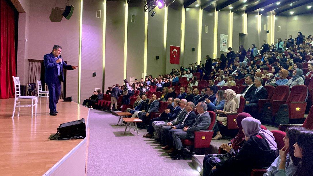 Yazar Alişan Kapaklıkaya Çerkezköy Atatürk Kültür Merkezi'nde Öğrencilerle Buluştu