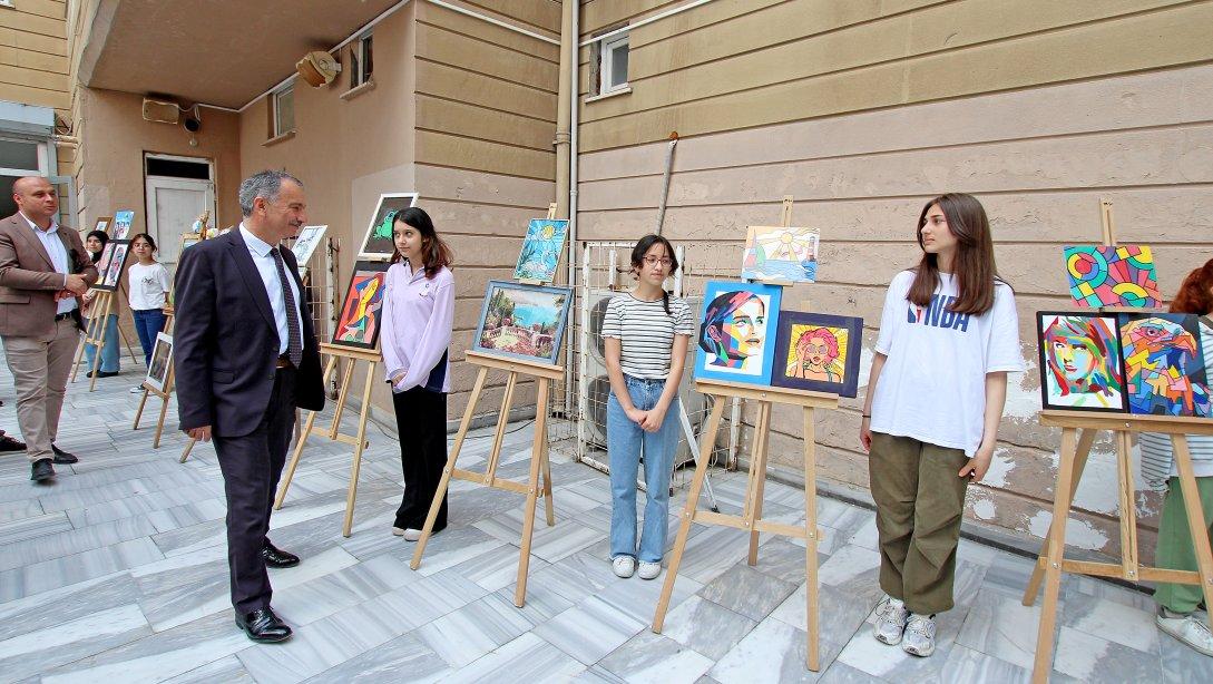 Şehit Ömer Halisdemir İmam Hatip Ortaokulu'nda Görsel Sanatlar ve Teknoloji Tasarımı Sene Sonu Sergisi Açılışı Yapıldı