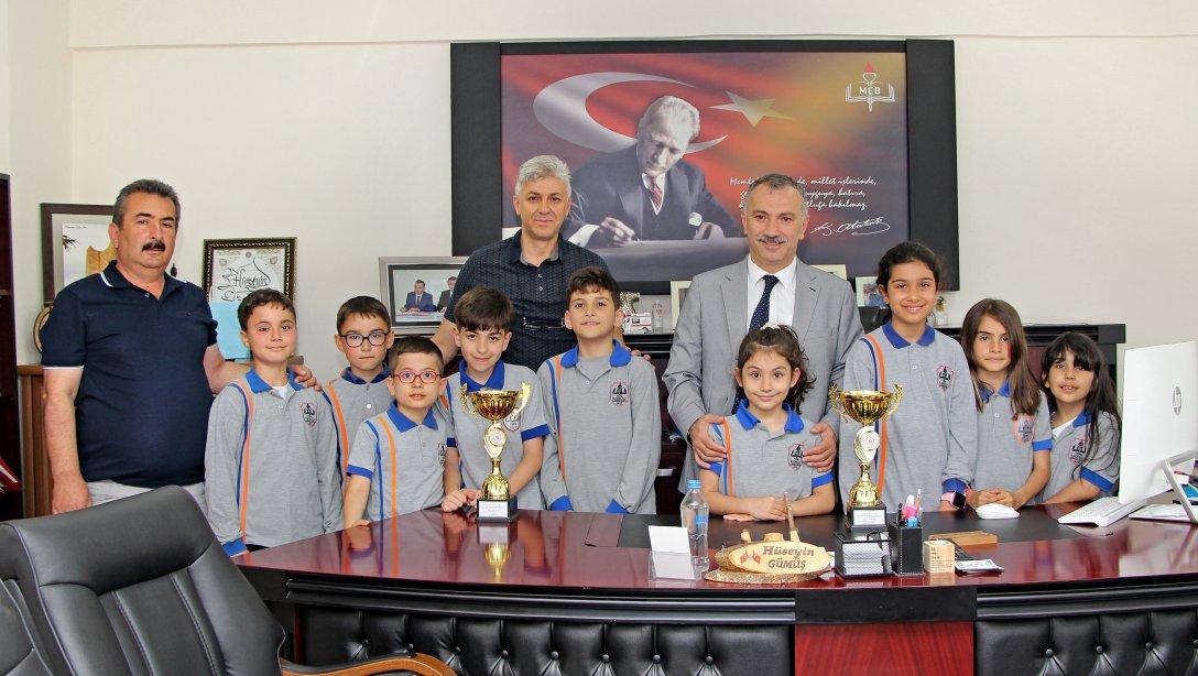 Tepe İlkokulu Öğrencileri Satrançta İki Ayrı Kategoride İl Birincisi Olarak Şampiyonluk Kupasını Aldı