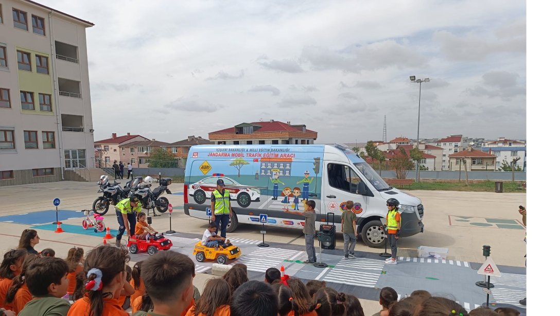 Jandarma Trafik Birimi Çocuklara Trafik Eğitimi Verdi