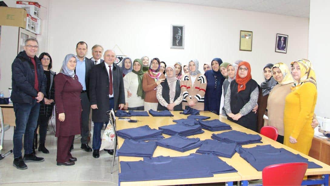 Halk Eğitim Merkezinin Kursiyerleri Gazze 'deki Kadın ve Çocuklar İçin Kıyafet Dikiyor...