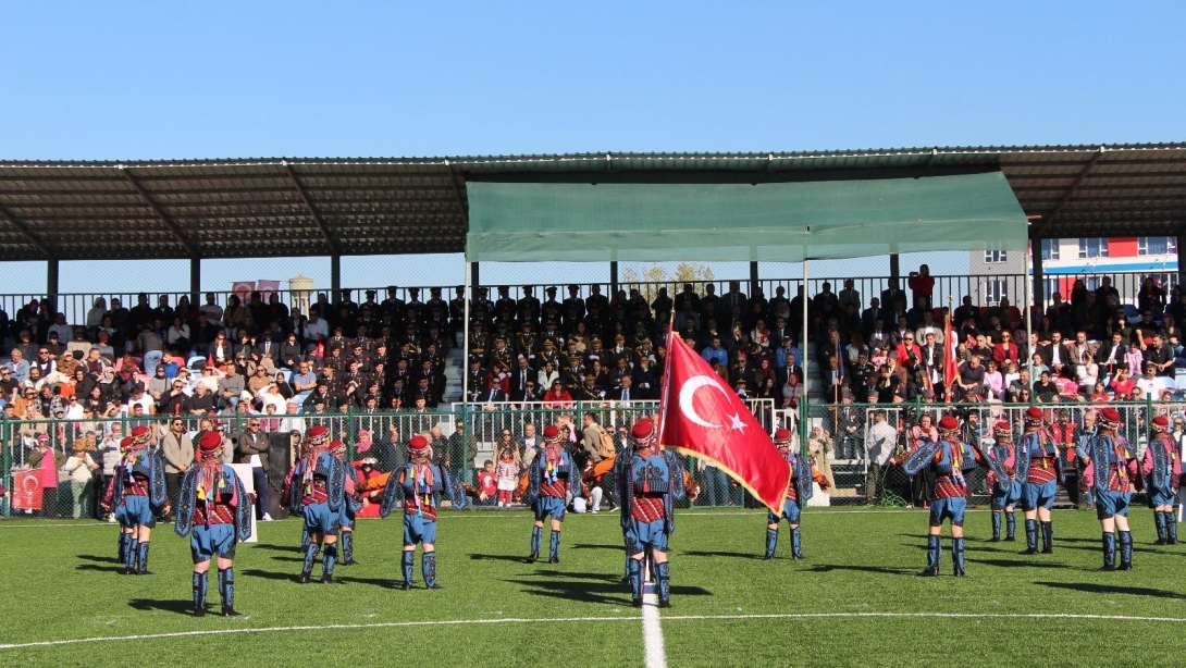 Cumhuriyetimizin 102. Yılı Düzenlenen Törenle İlçemizde Coşkuyla Kutlandı